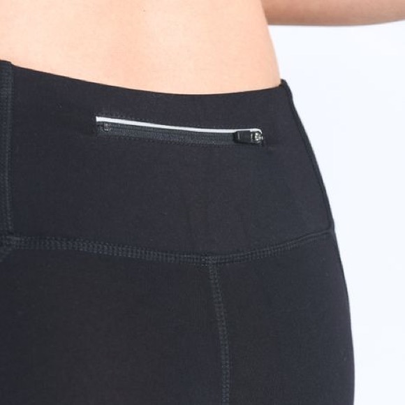 Mesh Panel Capri Compression Legging - Picture 4 of 6